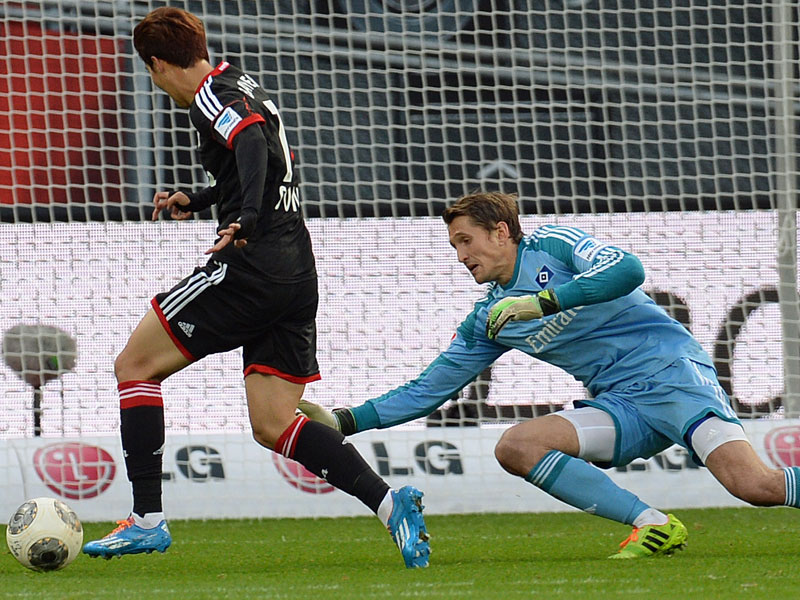 Heung-Min Son umkurvt René Adler und erzielt das 2:0 für Leverkusen.