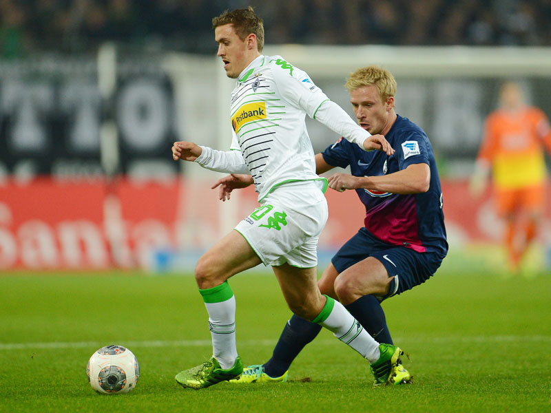 Direktes Duell zwischen Max Kruse (v.) und Mike Hanke, in der letzten Saison noch jeweils im anderen Trikot.