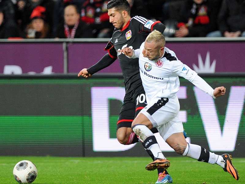 Emre Can (l.) und Frankfurts Stephan Schröck im intensiven Kampf um den Ball.