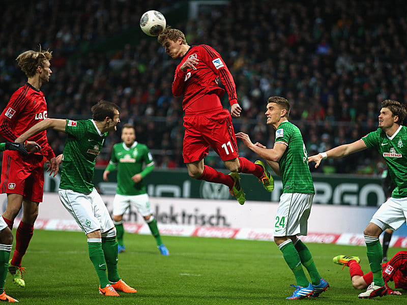 Eine von nur zwei Leverkusener Chancen im ersten Durchgang: Stefan Kießling (Mitte) köpft freistehend in die Arme von Keeper Wolf (nicht im Bild).