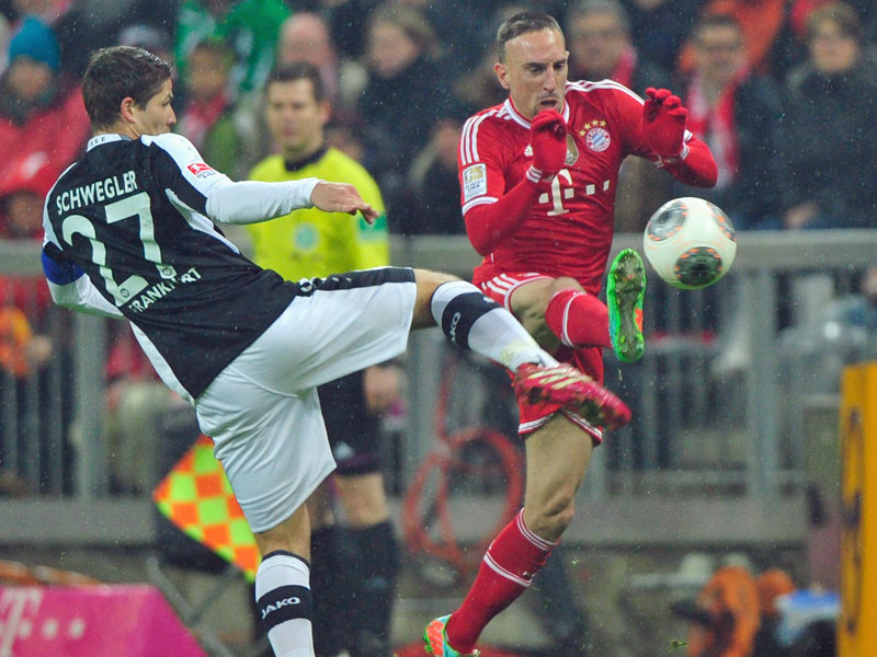 Franck Ribery, hier gegen Pirmin Schwegler, zeigte sich nach seiner Verletzungspause spielfreudig und zeichnete sich auch als Torschütze aus.