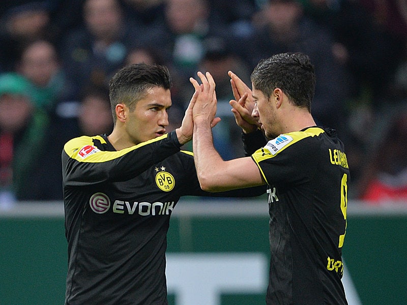 Sahin (links) und Lewandowski freuen sich gemeinsam über das wichtige 1:0 in Bremen.