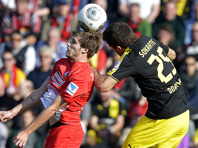 Kopf an Kopf: Freiburgs Zulechner im Duell mit Sokratis (re.).