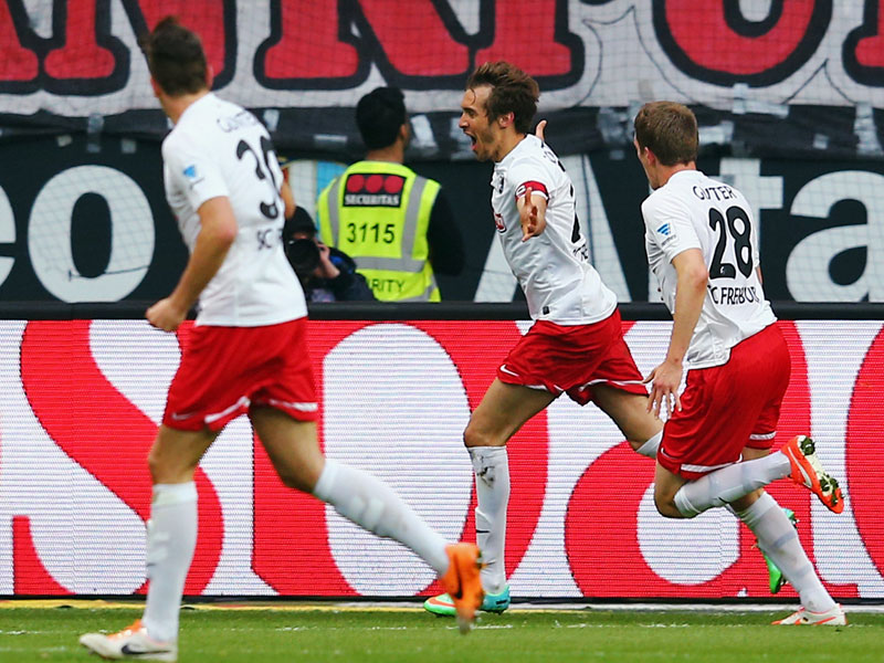 Kapitän Julian Schuster jubelt, Matthias Ginter versucht den Torschützen des 1:0 einzufangen.