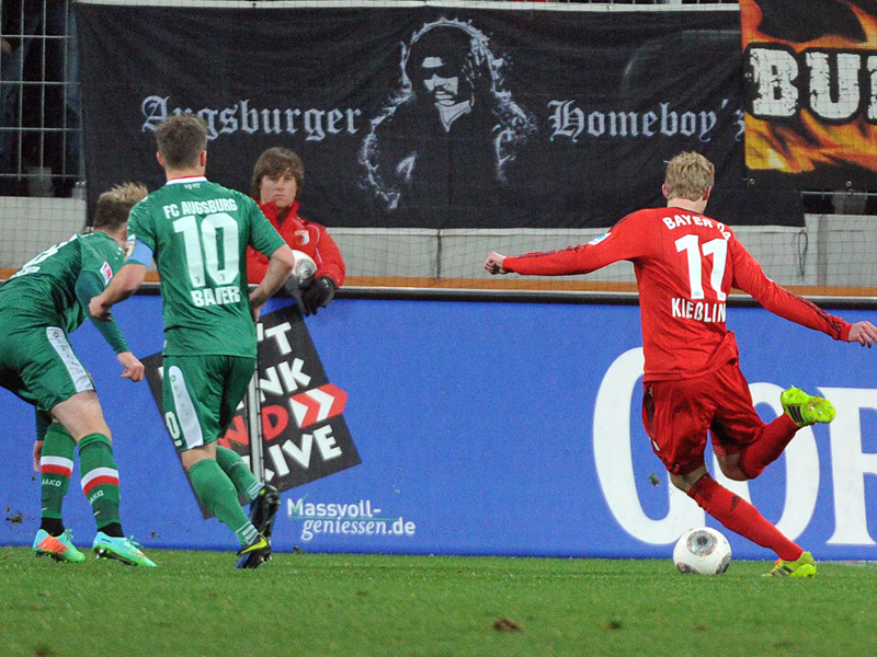 Kießling umkurvt gleich zwei Augsburger, bevor er zum Führungstreffer einlocht.