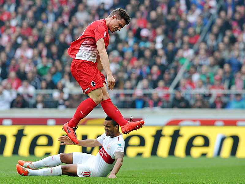Abstiegskampf in Stuttgart, hier Oliver Sorg (o.) gegen Daniel Didavi.