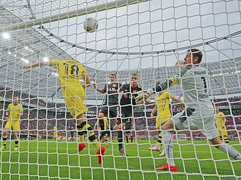 Drückt das Leder zur zwischenzeitlichen 1:0-Führung über die Linie: Leverkusens Lars Bender (Mitte).