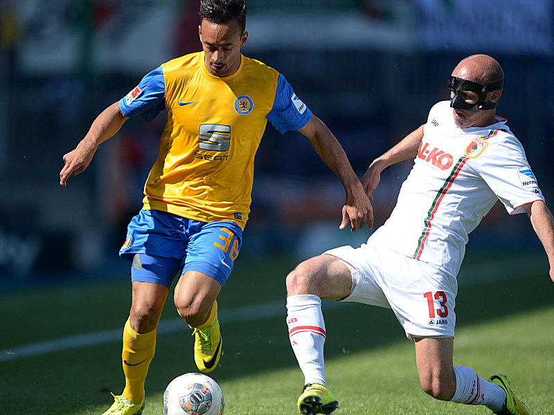 Viele Distanzschüsse, viele Zweikämpfe: Die Partie Braunschweig vs. Augsburg bot insgesamt Überschaubares (hier: Karim Bellarabi (links) gegen Tobias Werner).