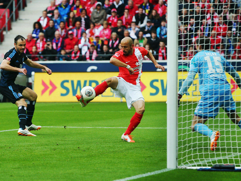 Slapstick: Heiko Westermanns (l.) Brust-Rückgabe geht schief, Elkin Soto (M.) trifft zum 1:0.