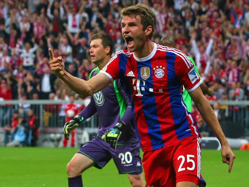 Thomas Müller hat Max Grün das Nachsehen gegeben und die Bayern-Führung erzielt.