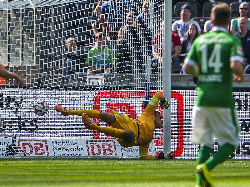 Erster Schuss, erstes Gegentor: Werder-Keeper Raphael Wolf musste nach einer Viertelstunde schon hinter sich greifen.