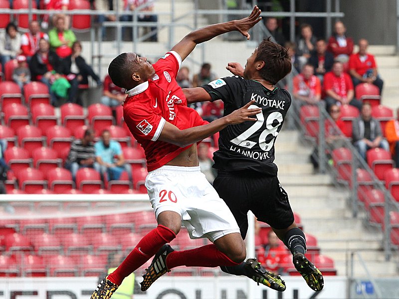 Mainz' Junior Diaz gegen Hannovers Hiroshi Kiyotake (re.).