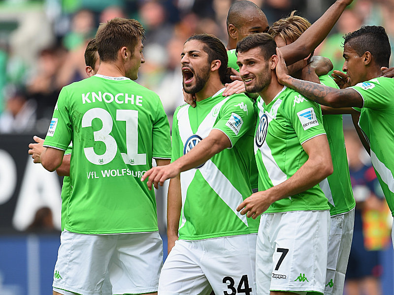 Erfreute Wölfe: Rodriguez (Mi.) jubelt mit seinen Mitspielern.