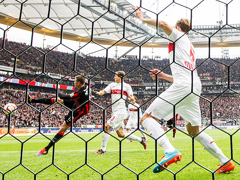 Alexander Madlung (li.) trifft in dieser Szene zum 1:0.