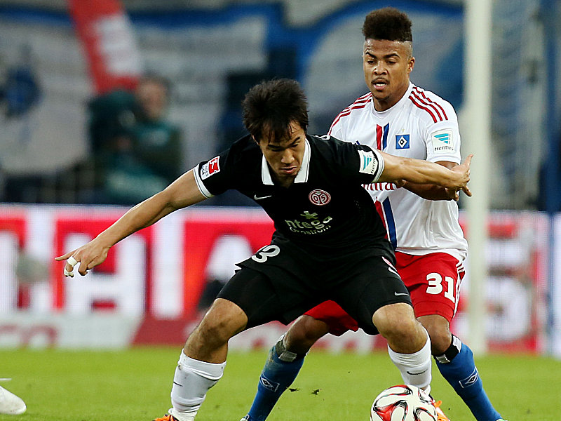 Hamburger Klette: Marcos im Duell mit dem Mainzer Okazaki (vorne).