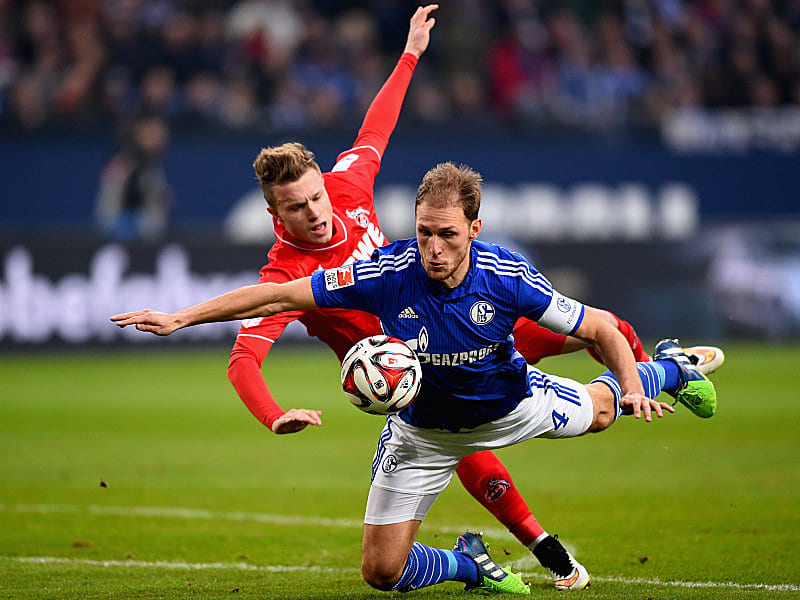 Flugeinlage: S04-Kapitän Benedikt Höwedes und Kölns Yannick Gerhardt (li.).