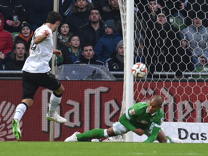 Zugeschlagen: Hannovers Lars Stindl reagiert am schnellsten und trifft zum zwischenzeitlichen 1:0.