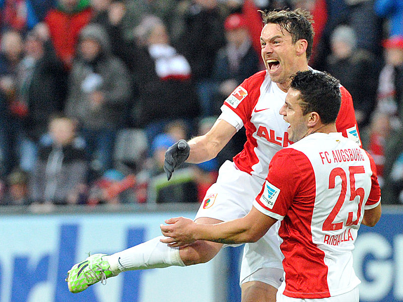 Glückliche Augsburger: Feulner und Bobadilla (re.) bejubeln das 1:1.