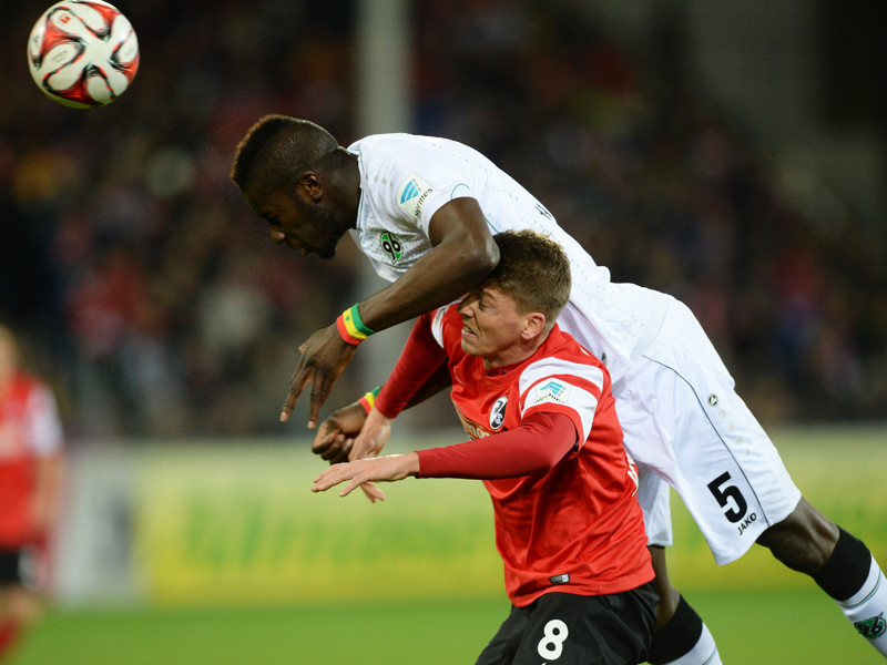 Salif Sané (oben), im Duell mit Mike Frantz, trifft nur die Latte...