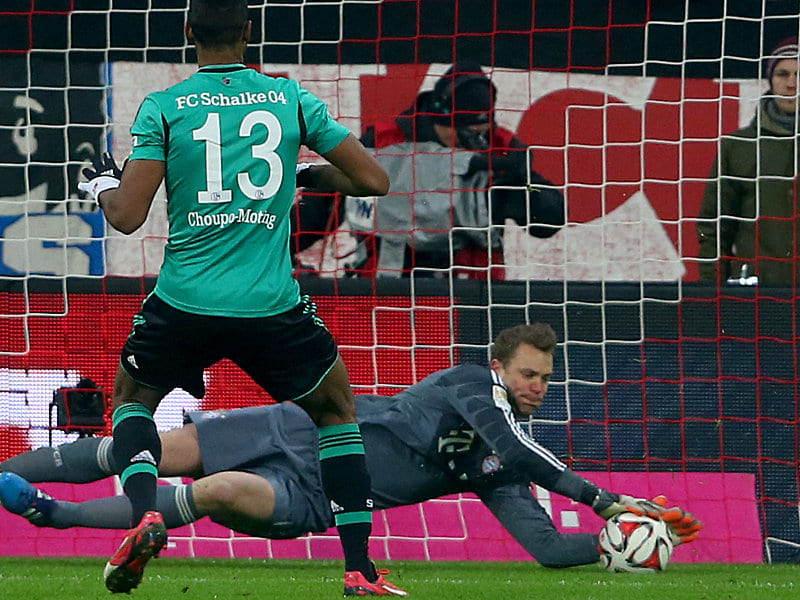 Schwacher Abschluss: Choupo-Moting scheitert mit seinem Strafstoß an Neuer.