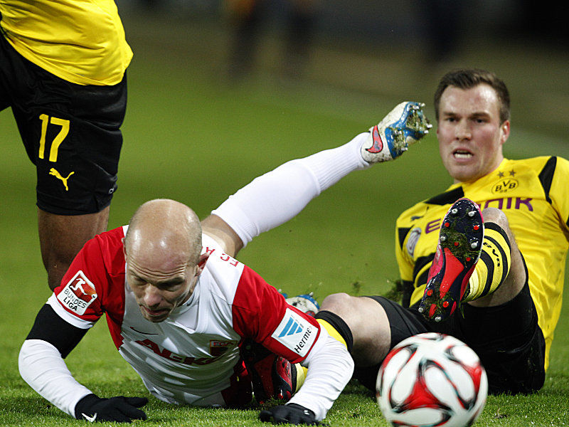 Voller Einsatz: Augsburgs Werner gegen Großkreutz (re.).
