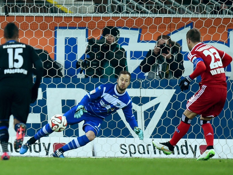 Elfmeter: Hamburgs Rafael van der Vaart (r.) verläd Paderborns Torwart Lukas Kruse.