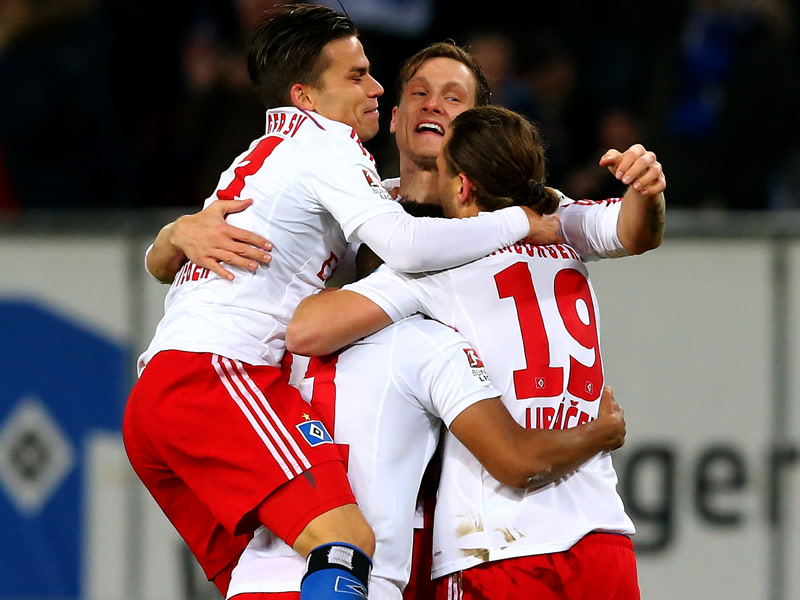 Jubel in Weiß-Rot-Blau: Hamburgs Zoltan Stieber, Marcell Jansen und Petr Jiracek (v.l.n.r.).