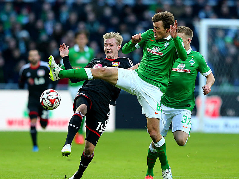Hoch das Bein: Bremens Clemens Fritz im Duell mit Julian Brandt (li.).