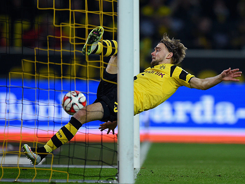 Kommt nach dem sehenswerten Schuss von Soto zu spät: Marcel Schmelzer.