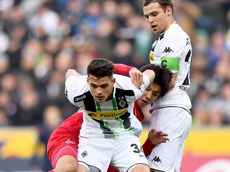 Verknotet: Gladbachs Granit Xhaka (l.) und Tony Jantschke (r.) gegen Kölns Yuya Osako.