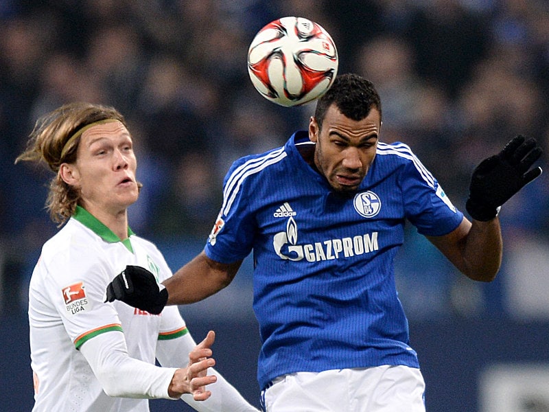 Lieferten sich viele Duelle: Schalkes Stürmer Eric Maxim Choupo-Moting und Werder-Verteidiger Jannik Vestergaard.