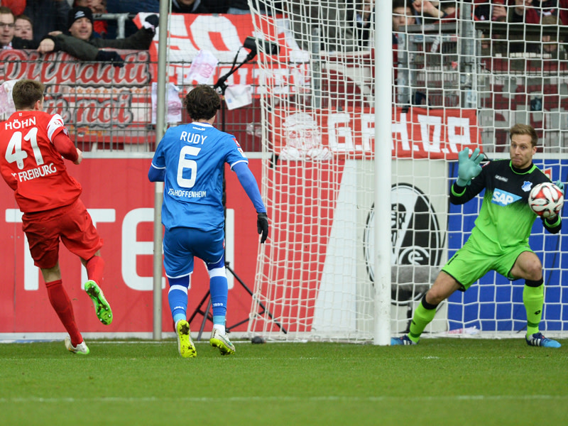 Verpennt: Sebastian Rudy (Mitte) lässt Immanuel Höhn (li.) beim 1:0 gewähren, Torwart Oliver Baumann hat keine Chance.