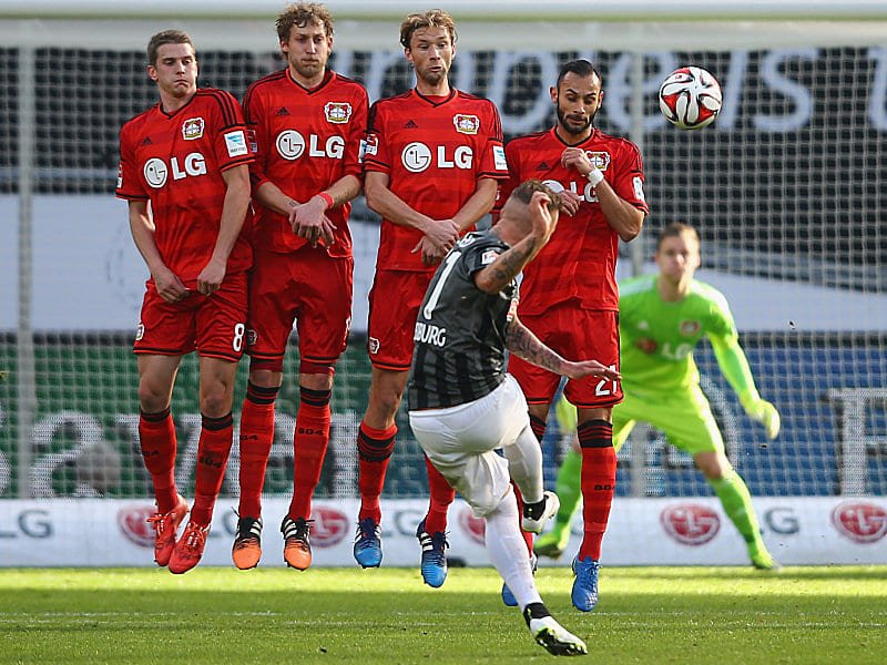 Maßgenommen: Jonathan Schmid schlenzt einen Freistoß auf das Tor.