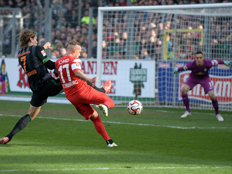 Chance vergeben: Jannick Vestergaard (li.) kann ihn nicht stoppen. Aber dann scheitert Jonathan Schmid (Mitte) an Torwart Raphael Wolf.
