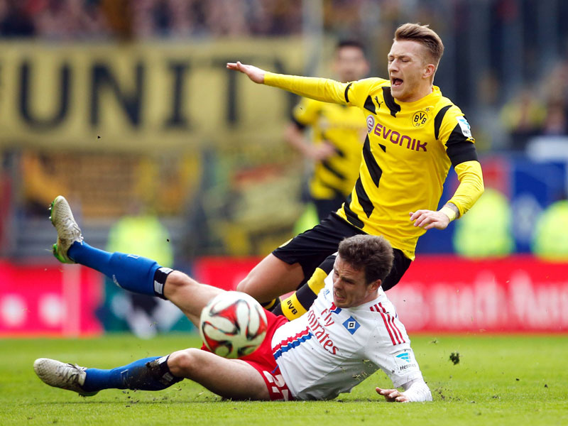 Sinnbildlich für das Spiel: Nicolai Müller grätscht gegen Marco Reus.