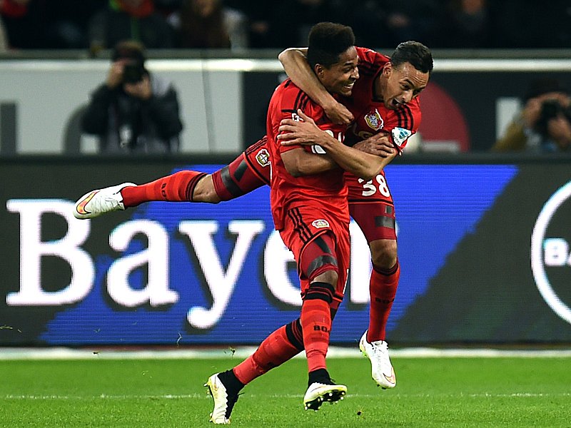 Torschütze Wendell wird von Karim Bellarabi umschlungen.