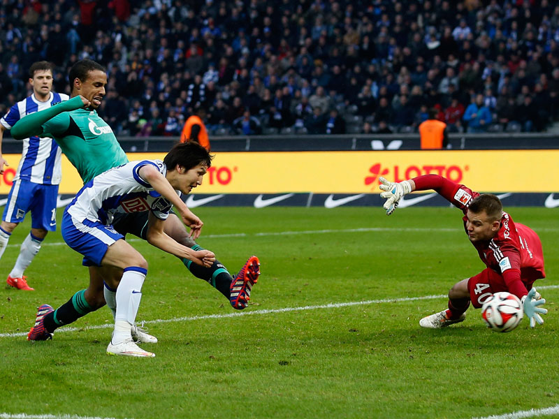 Timon Wellenreuther versucht zu retten, was nicht mehr zu retten ist. Genki Haraguchi staubt ab.