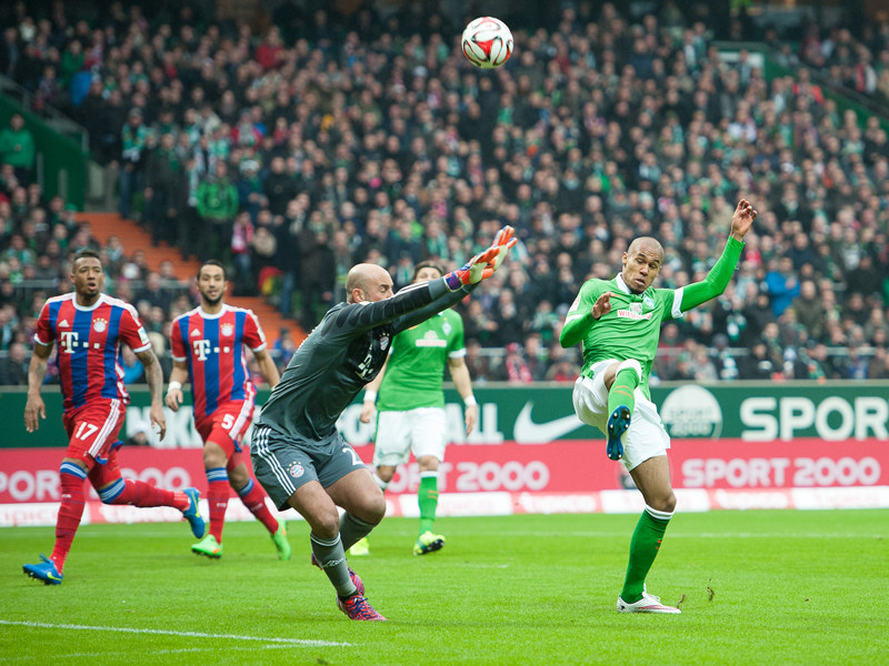 Bremens Theodor Gebre Selassie (r.) taucht frei vor Bayerns Torwart José Manuel Reina auf.
