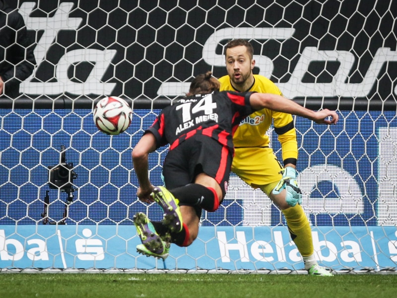1:0: Alexander Meier netzt per Kopf ein...
