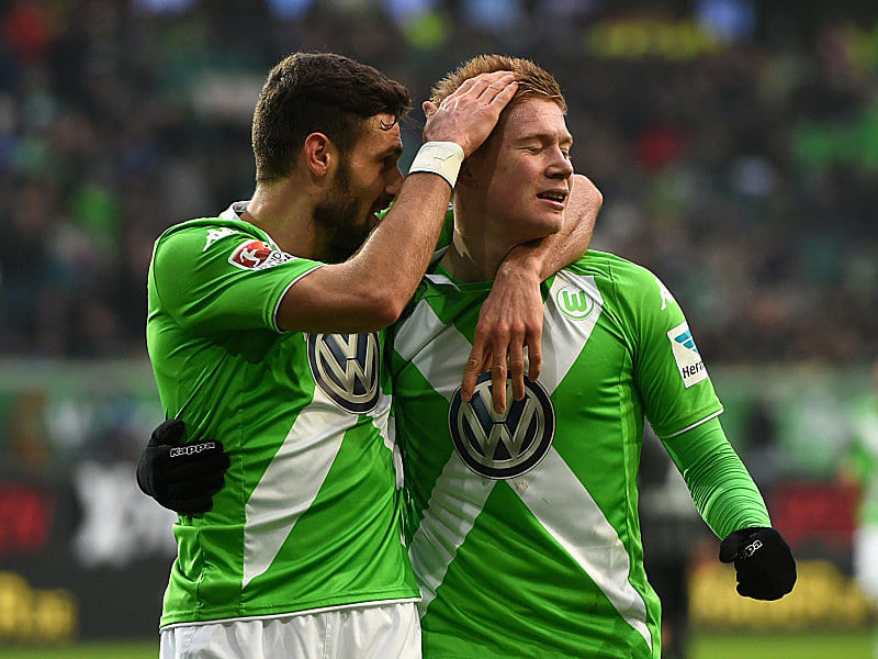 Streicheleinheiten: Caligiuri (li.) täschtelt De Bruyne nach dessen Torerfolg.