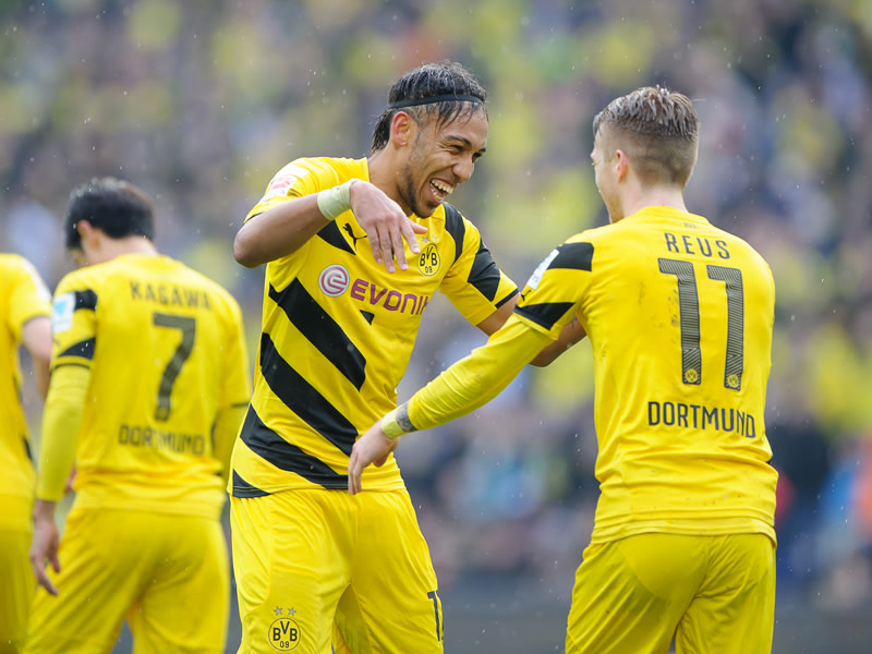 Danke, Marco! Dortmunds Torschütze Pierre-Emerick Aubameyang (l.) mit Vorbereiter Reus.