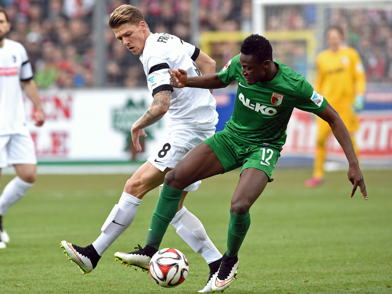 Mann gegen Mann: Augsburg Baba (re.) schirmt die Kugel gegen Freiburgs Frantz ab.