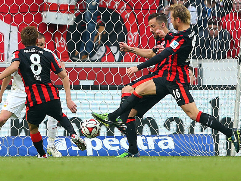 Haris Seferovic (Mi.) schießt zum 1:0 für die Eintracht ein.