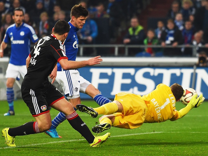 Gute Parade: Bernd Leno (re.) rettet klasse gegen Klaas Jan Huntelaar.