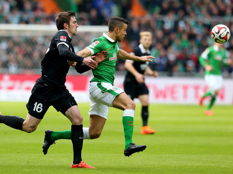 Bell und di Santo im Duell um den Ball.