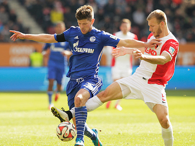 Ab durch die Mitte: Augsburgs Klavan bedrängt Huntelaar (li.).