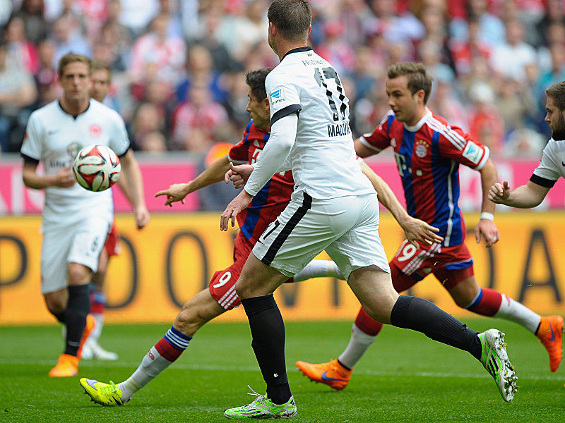 Traumtor aus Abseitsposition: Robert Lewandowski erzielt das 1:0 gegen Frankfurt.