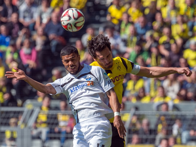 Kopfballduell: Paderborns Elias Kachunga (l.) gegen Dortmunds Mats Hummels (r.).
