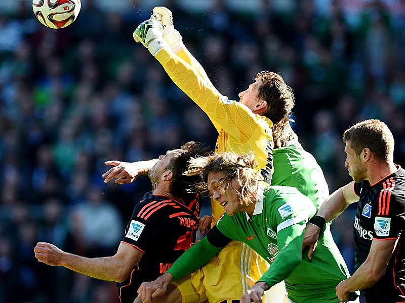 Im Getümmel: HSV-Keeper Adler boxt den Ball weg.