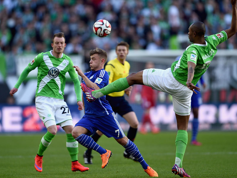 Kein Durchkommen: Wolfsburgs Naldo bremst Max Meyer aus.